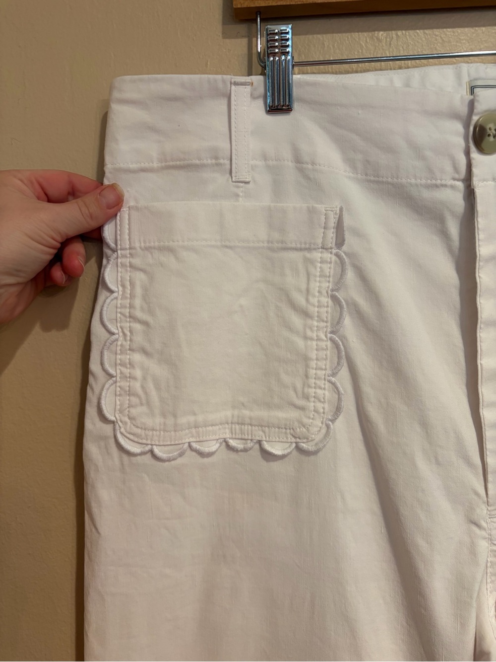Maeve White White Leg Pants w/ Cute Scalloped Pockets, size 34 - Picture 3 of 8